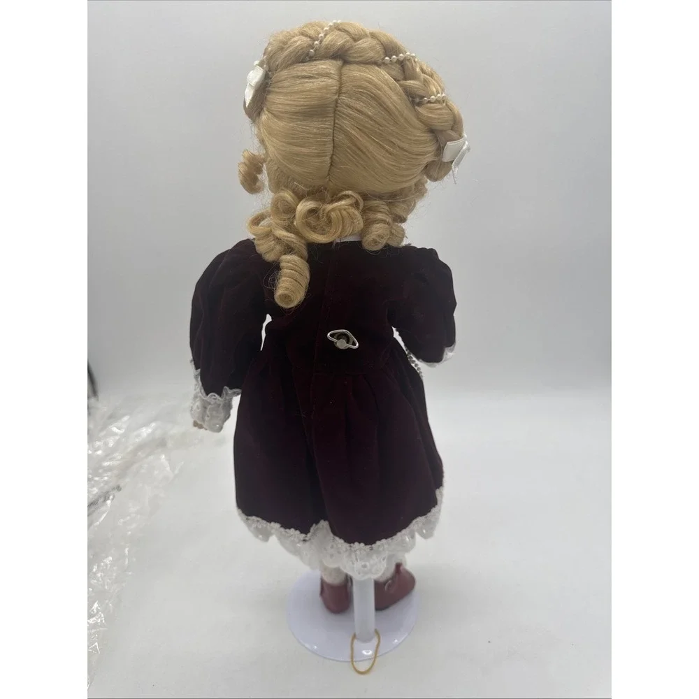 Animated Christmas Carol Doll‎